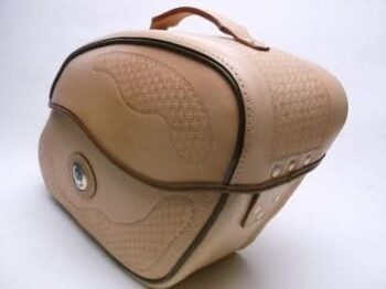 SP 89 - Pikuś średni  - jasna skóra tłoczona , klamra, zamek , emblemat